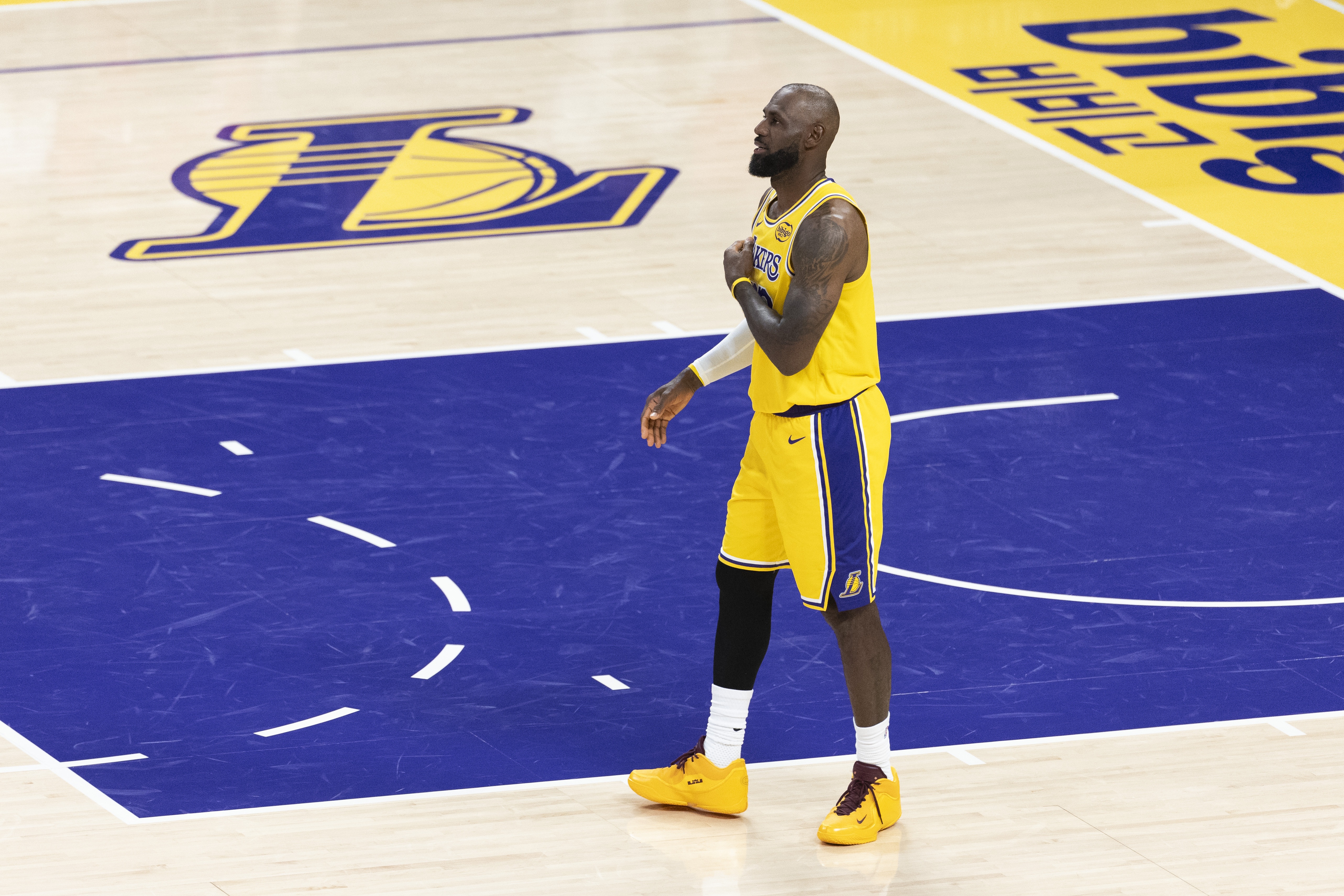 九游体育官网入口-Shams：詹姆斯本人&amp;联盟感觉他会再打一年 湖人表现影响他的未来